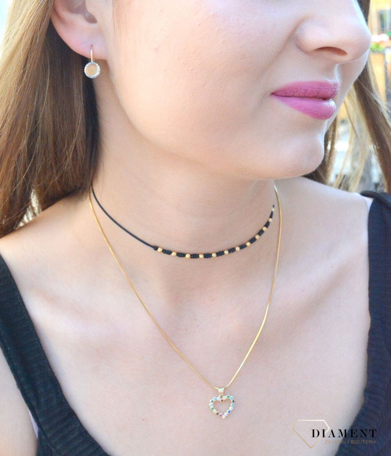 Kolczyki złote 333 okrągłe wiszące blaszki wykończone białym złotem KL 11217 333.  Złote kolczyki wykonane ze złota próby 333. Fakturowana powierzchnia kolczyków ozdobnych idealnie komponuje się z kolorem s.jpg